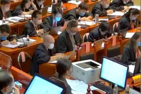 庭审驱赶律师法院发文道歉 今天法官又被质疑了视频封面