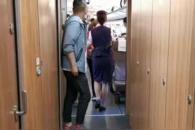 千岛湖开往杭州高铁紧急制动！老人拍门哭喊：“小孩掉下去了…”图片