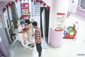 出生十天婴儿呛奶窒息 女护士用口吸痰救下幼小生命图片