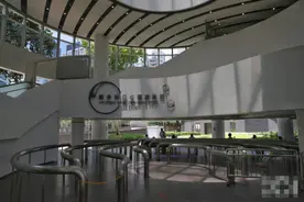 香港教育局助理教育主任男扮女装闯游泳池女更衣室，涉游荡罪被捕图片