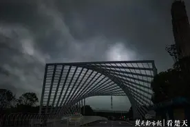 江城乌云压顶，高层建筑上云雾缭绕图片