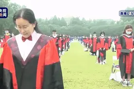 武大毕业典礼这一幕让人泪目，央视主播：无声肃立传递最大声思念图片