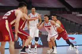 独臂篮球少年张家城站上CBA赛场，为比赛开球图片