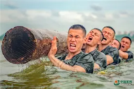 劲旅搅浪！直击武警官兵沿海极限训练图片