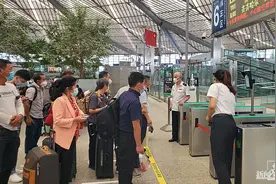 普速铁路电子客票实施首日：旅客刷身份证秒进站，部分老年人还是有点懵图片