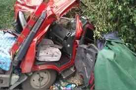 长下坡刹车失灵，轻型货车撞上护墙图片