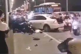 一小车在南宁中兴大桥上失控出事故！疑似有人坠桥？图片
