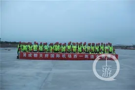 重庆32万吨特种水泥，助力成都天府国际机场唯一4F级跑道贯通图片