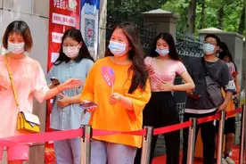 武汉首家高职院校毕业生返校 校长现场为学生颁发毕业证书图片