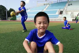 体育之育｜爱上足球后，这个昔日沉默寡言的少年学会了五国语言图片