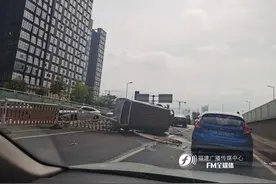 福州闹市区面包车失控撞断护栏，对面小车被撞到面目全非图片