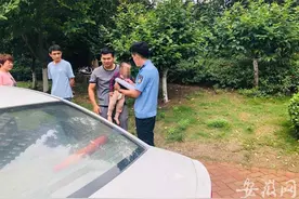 父亲将孩子独锁车内 淮南民警紧急援助避免悲剧发生图片