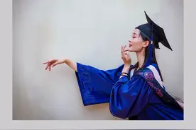 北京奥运会开幕式上的福娃“贝贝”毕业了图片