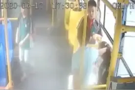 掐脖、脚踢、扯头发！小女孩遭暴打，湖南红领巾男孩挺身而出图片