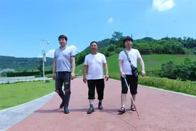 “我多想看你一眼”：一对盲人兄弟的特殊父亲节礼物图片