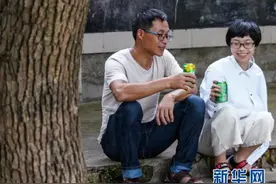父爱无言，同桌相伴图片