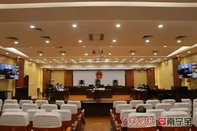 为追债上门打砸、泼屎泼尿、大闹婚礼…广西一恶势力团伙受审图片