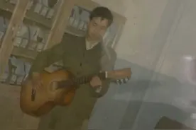 王一博爸爸年轻时弹吉他照曝光，网友惊呼一家人都好看图片