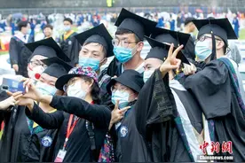 武汉大学举行毕业典礼图片