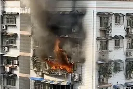 大楼突发火情消防通道被堵 群众协力掀车清障图片