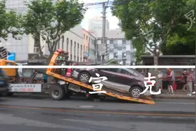 骑车男子被撞飞 弹出几米远后滚落图片