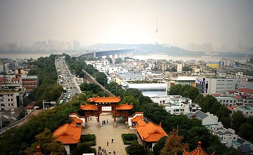 武汉4地收金34亿元 武汉地产连摘东湖新技术开发区2宅地