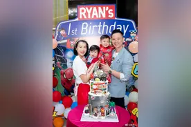 胡杏儿为二儿子办生日会，晒全家福一脸幸福图片