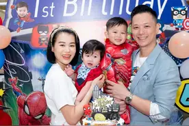 胡杏儿为二儿子办生日会，晒全家福一脸幸福图片