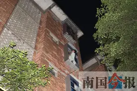 惊险！柳州一女孩被反锁在家 爬窗台身悬半空(图)图片