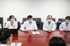 张文宏：暑假带孩子国内旅游应该没问题，逐渐放开是大势所趋图片