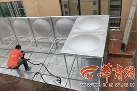 普华浅水湾熙岸8号楼顶又建了个消防水箱 业主担心楼“撑不住”图片