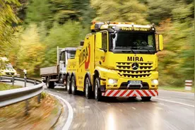 奔驰Arocs清障车温馨提示：高速路上不要轻易“上钩”图片