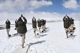 印度士兵又“开挂”了 在海拔5000多米边境高原大练瑜伽图片