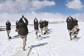 印度士兵要“开挂”! 海拔5000多米边境高原大练瑜伽图片