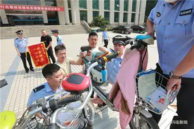 潍坊安丘坚持打击整治并重、破案追赃同行 27辆电动车“物归原主”图片