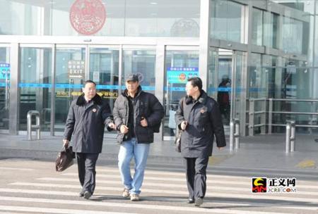 揭秘外逃贪官的悲惨生活：用502粘牙套 整日不敢出屋