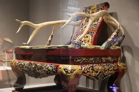 「草原宝藏」龙纹鹿角红漆木宝座图片