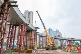 杨泗港快速通道青菱段一匝道顺利合龙，未来到武昌更方便了图片