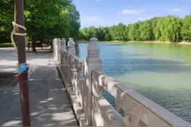 随手拍：东湖景观区护栏倾斜，市民游玩需当心图片