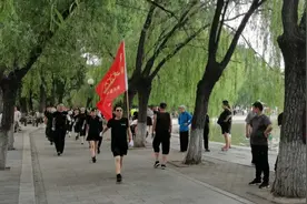 朋友一起快步走 走出健康和快乐图片
