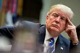 30秒｜竞选集会遭网友虚假订票恶搞，特朗普一脸疲惫返回白宫视频封面