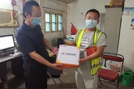 乘公交遗失报警装置，热心公交人接力半小时帮他找回图片