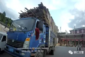 货车超长超高被拦停 司机：老板让我拉的 民警：但罚的是你图片