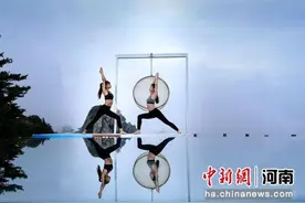 美女组团2000米绝壁“玩命”挑战悬崖瑜伽迎接国际瑜伽日图片