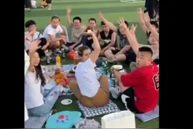 “最后的晚餐”！毕业班操场上席地吃散伙饭：半年没见，相聚即分离图片