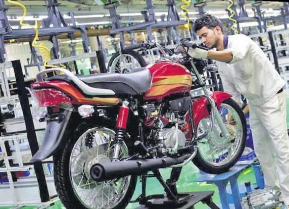 印度三青年马路上表演摩托车特技 失控相撞后身亡