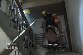 暖哭！火扑灭后，徐州消防员给蓝猫做心肺复苏图片