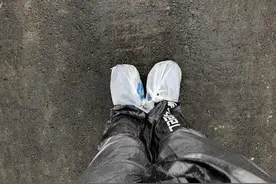 梅雨连绵，上学路上湿了鞋怎么办图片