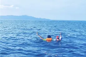 宠女狂魔！周杰伦陪女儿游泳 父女比耶超有爱图片