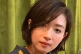 万茜实力宠粉 现场剥小龙虾送美食到粉丝“嘴边”图片
